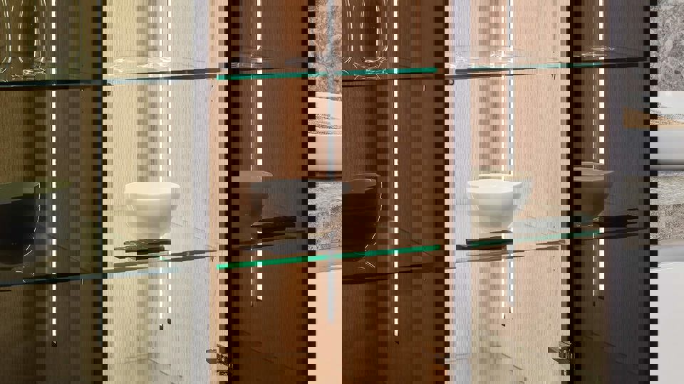 Witte luxe keuken met eiland, kast met verlichting