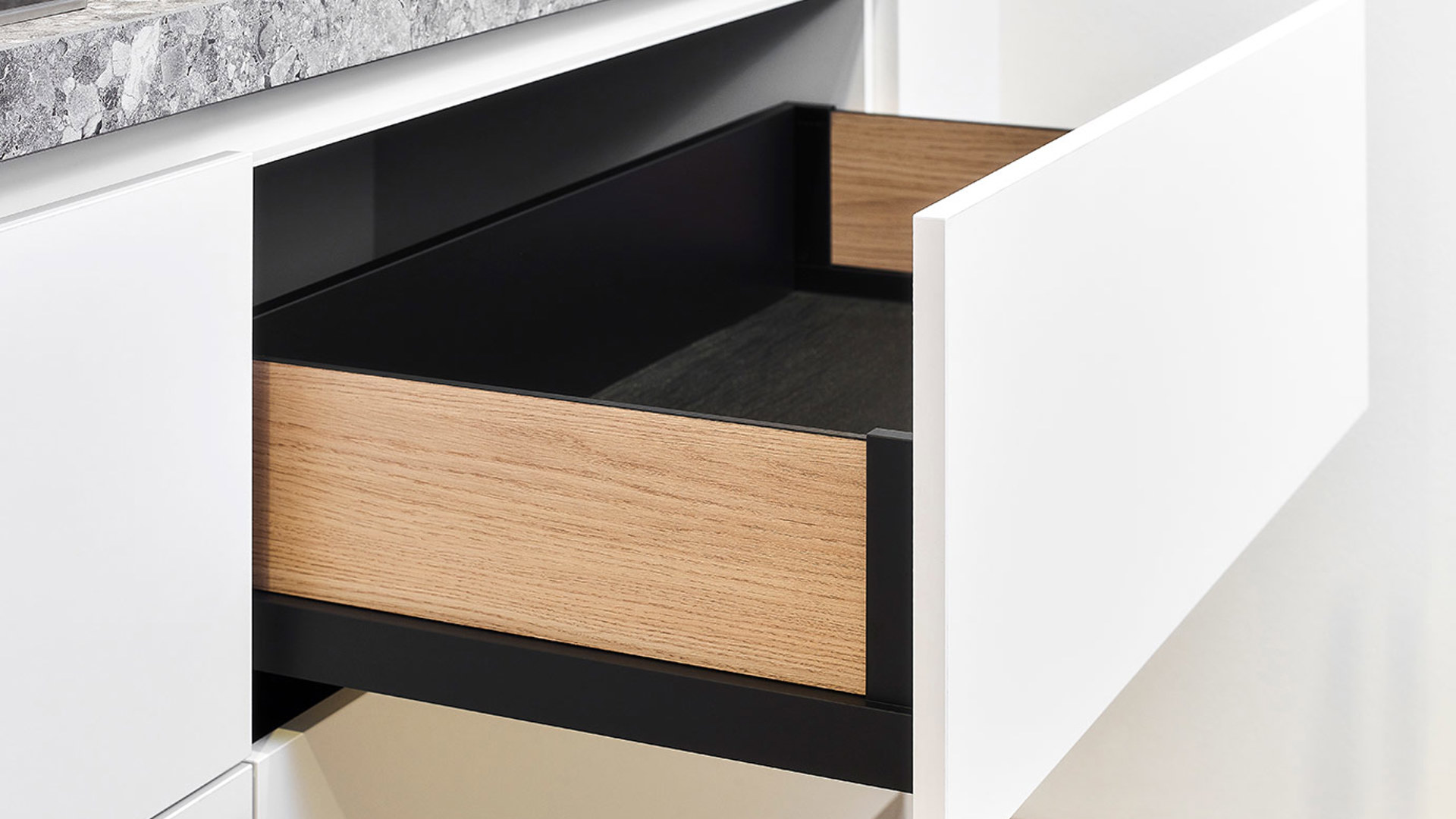 Witte luxe keuken met eiland, lade met houten zijwanden