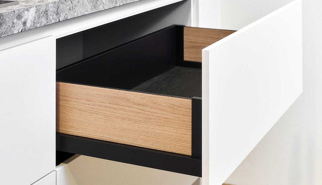 Witte luxe keuken met eiland, lade met houten zijwanden