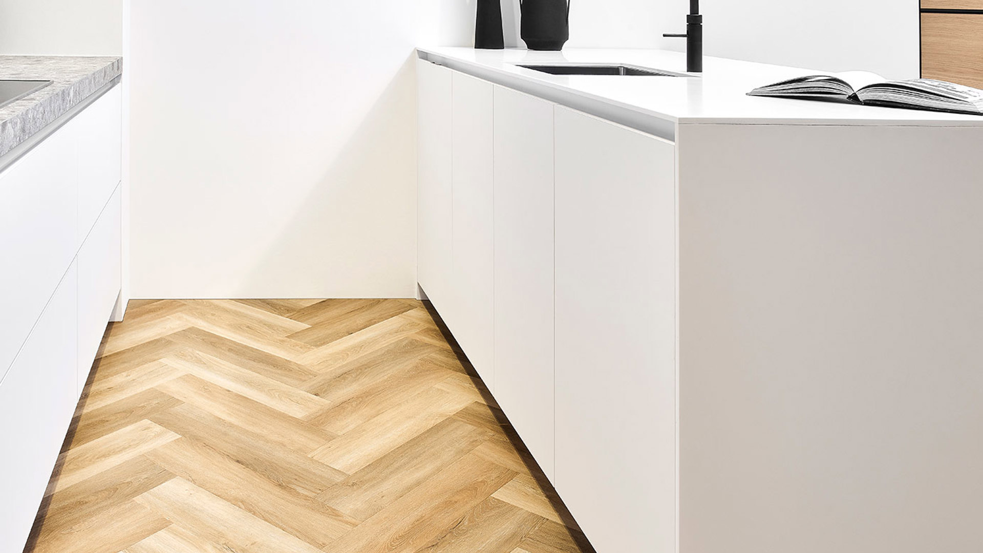 Witte luxe keuken met eiland, ultramatte fronten