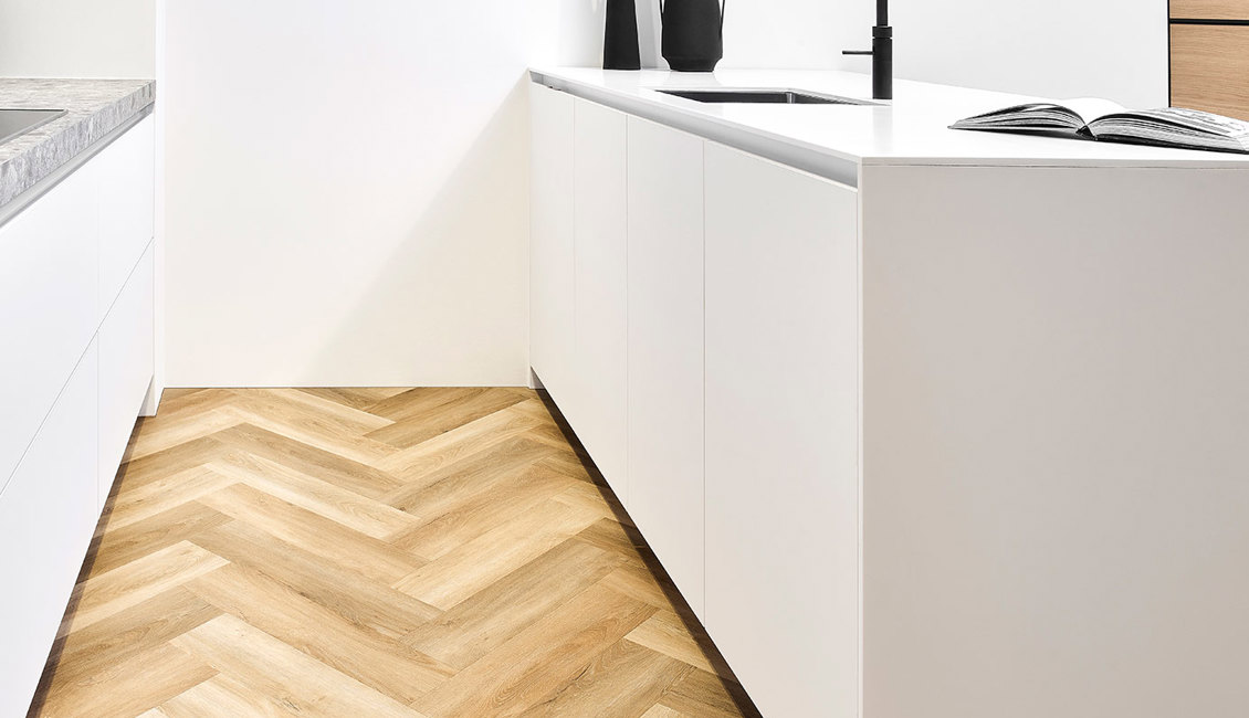 Witte luxe keuken met eiland, ultramatte fronten