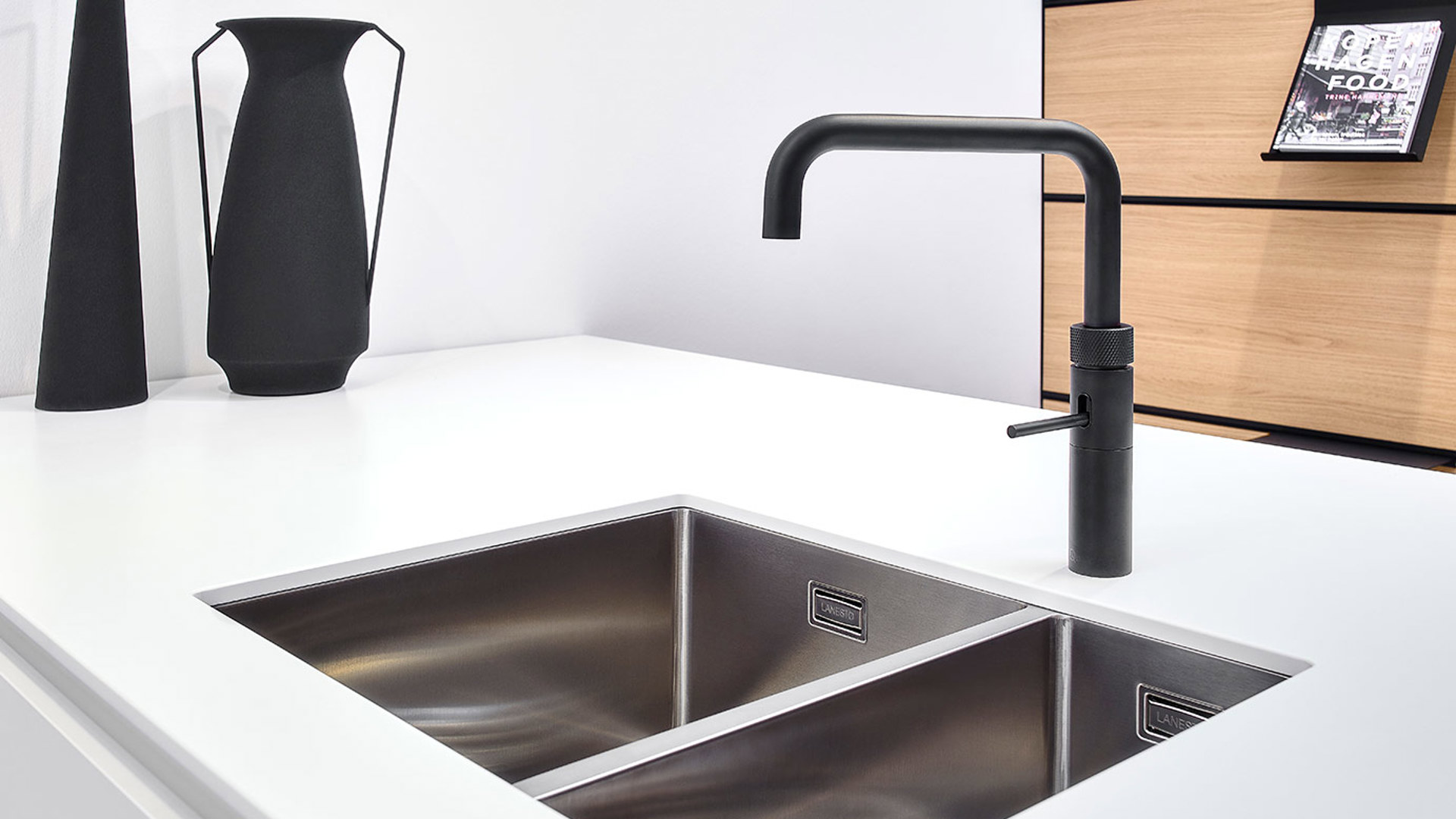 Witte luxe keuken met eiland, zwarte Quooker en dubbele spoelbak