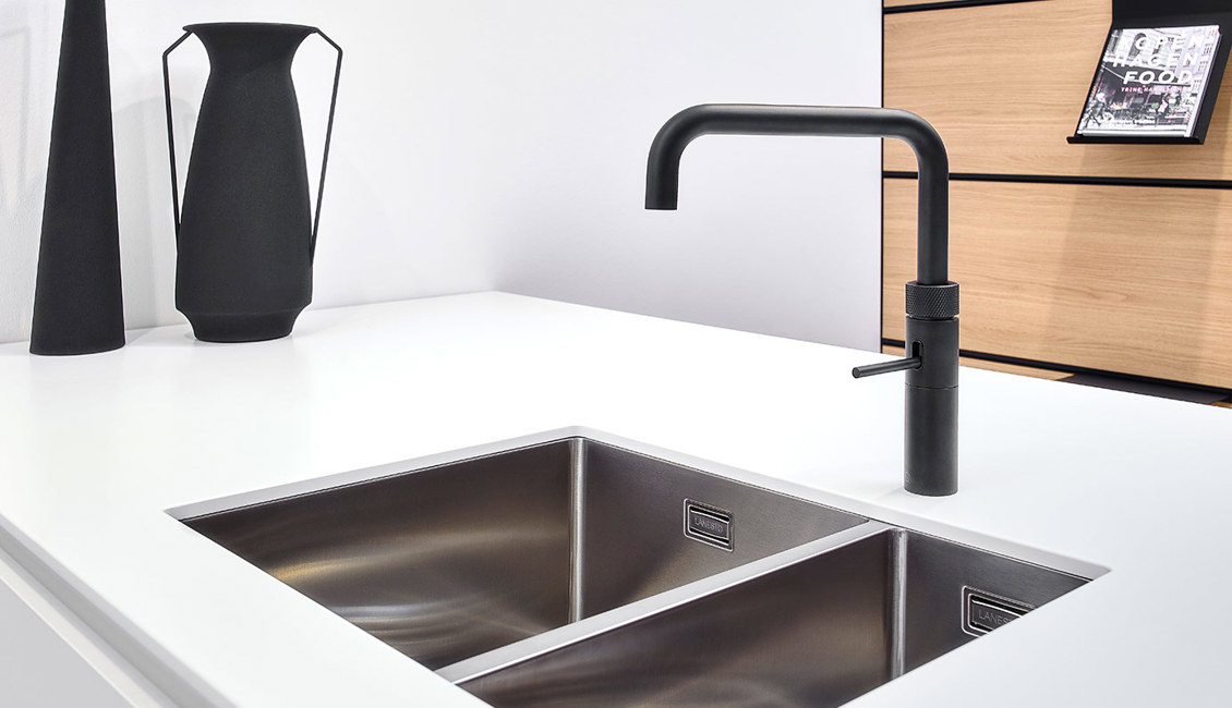 Witte luxe keuken met eiland, zwarte Quooker en dubbele spoelbak