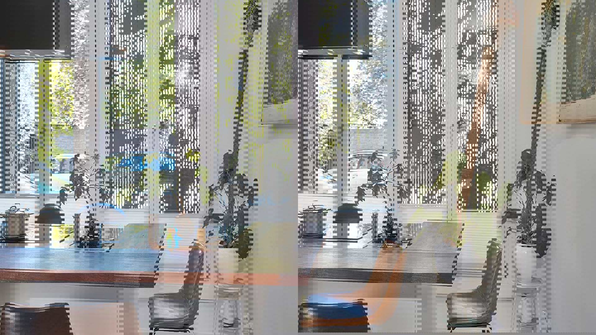 Moderne witte keuken Utrecht, zithoek met barkrukken