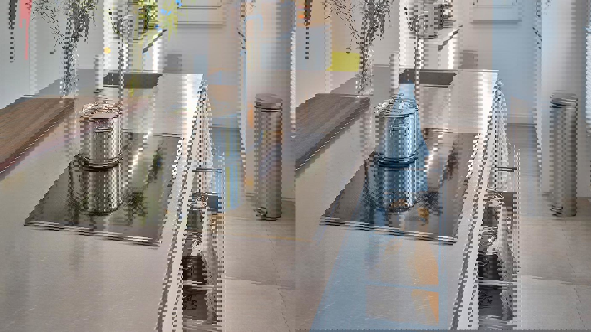 Moderne witte keuken Utrecht, lade onder kookplaat