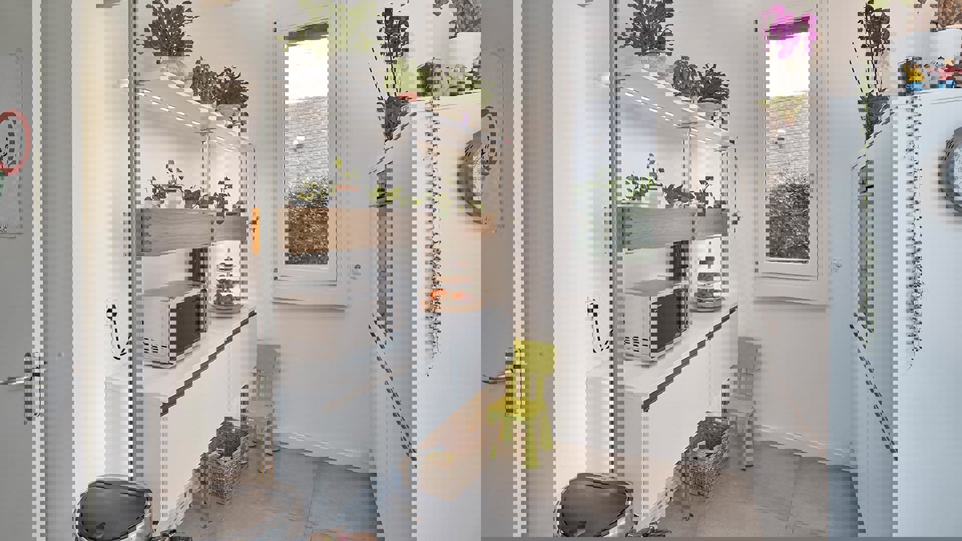 Moderne witte keuken Utrecht, wandrek