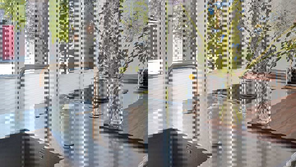 Moderne witte keuken Utrecht, rvs werkblad