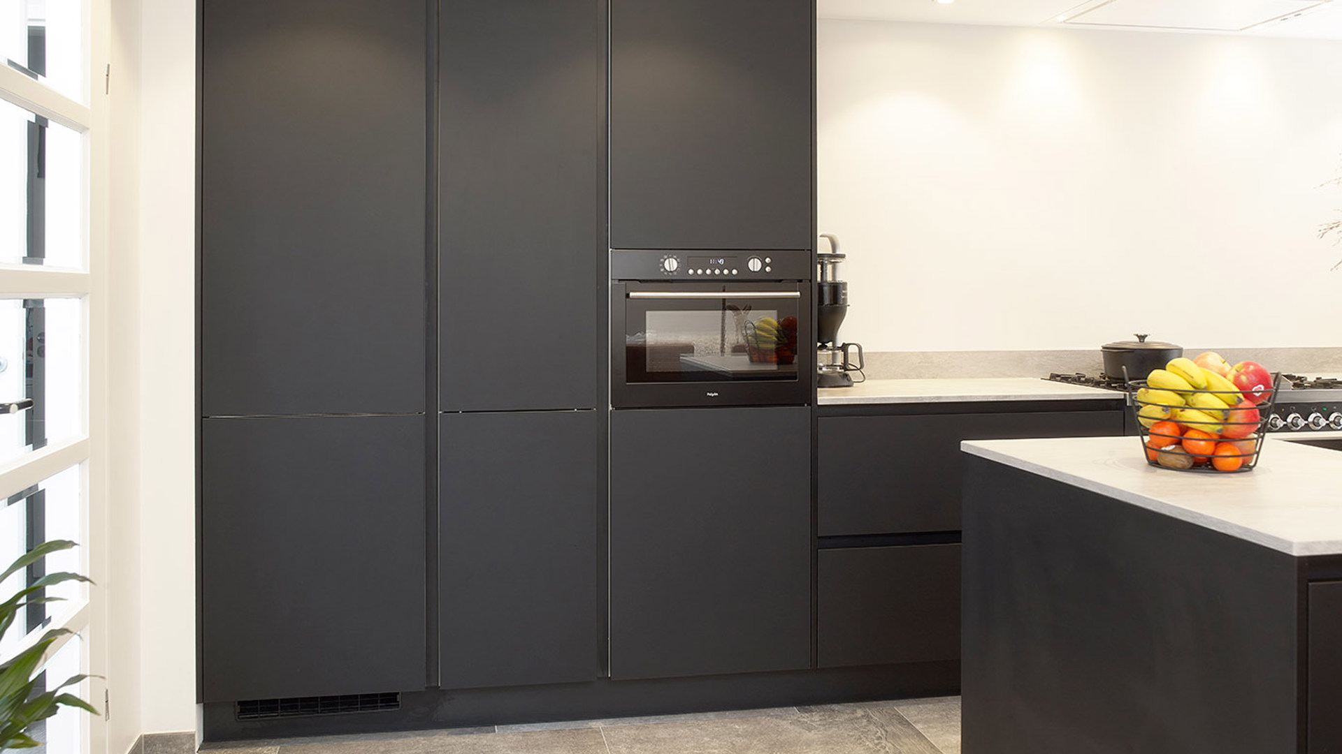 Mat zwarte kastenwand keuken