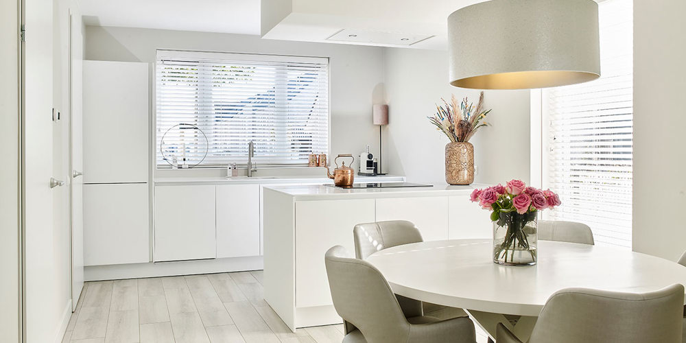 Witte schiereiland keuken