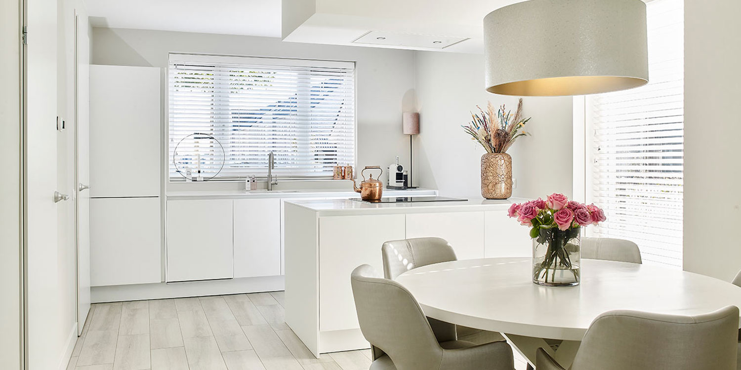 Witte schiereiland keuken