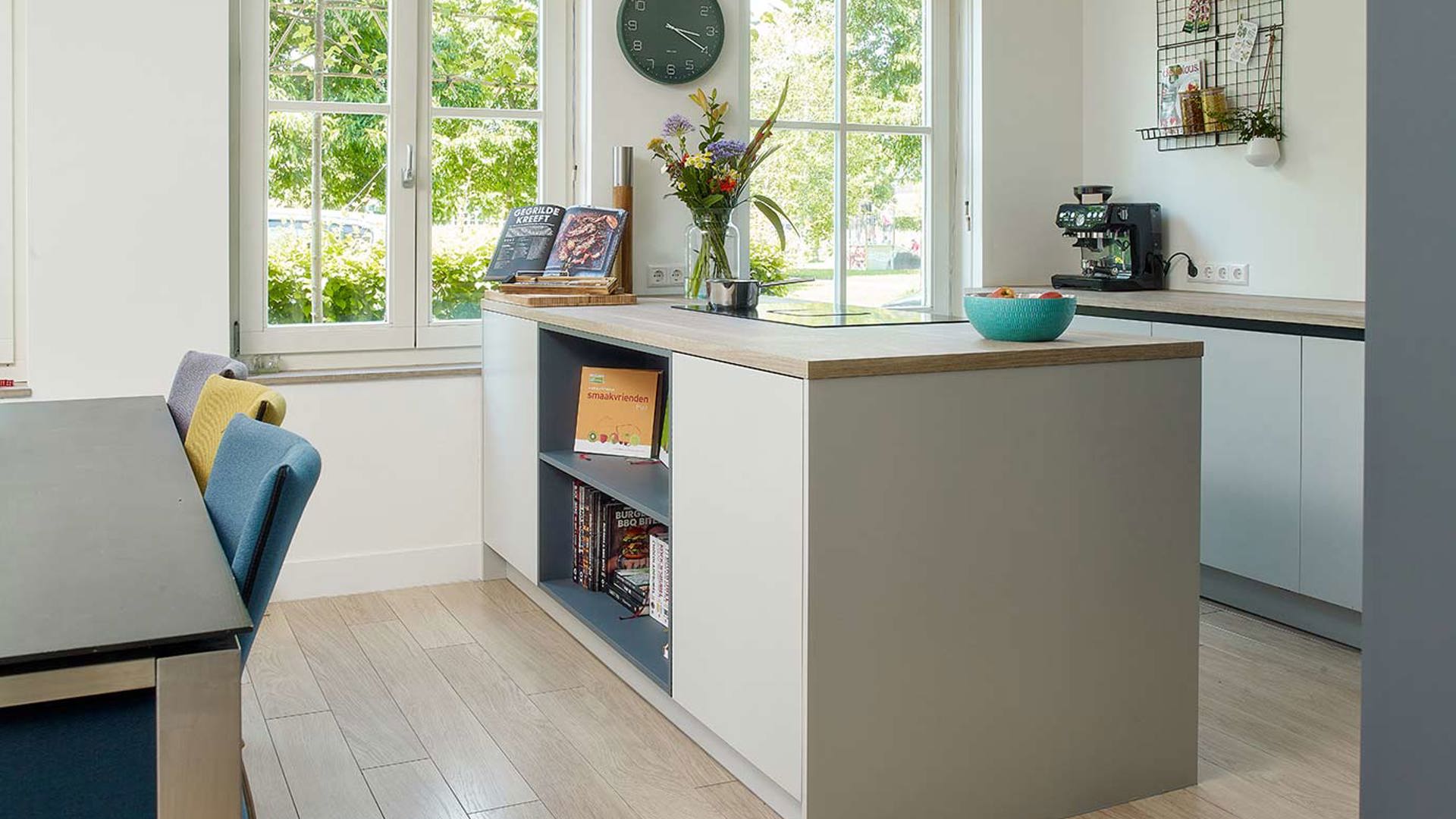 Witte keuken met schiereiland