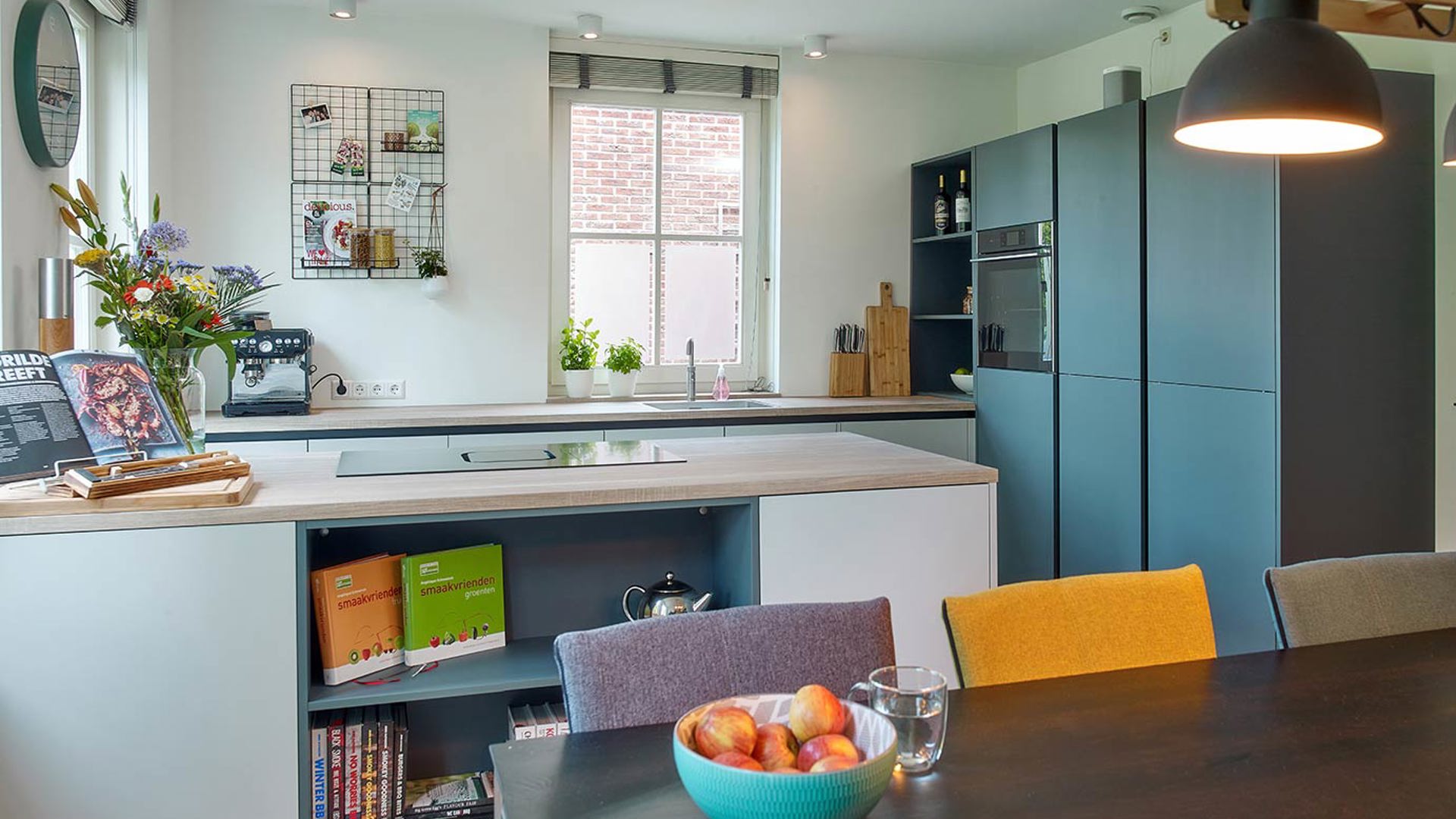 Keuken met kookeiland twee kleuren