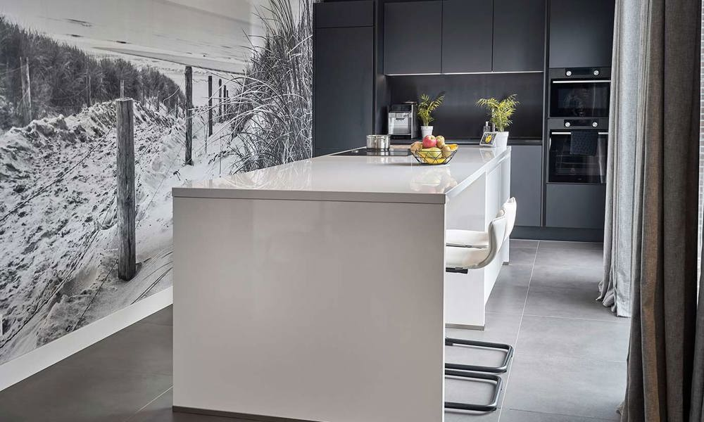 Moderne keuken met eiland Katwijk, wit en zwart