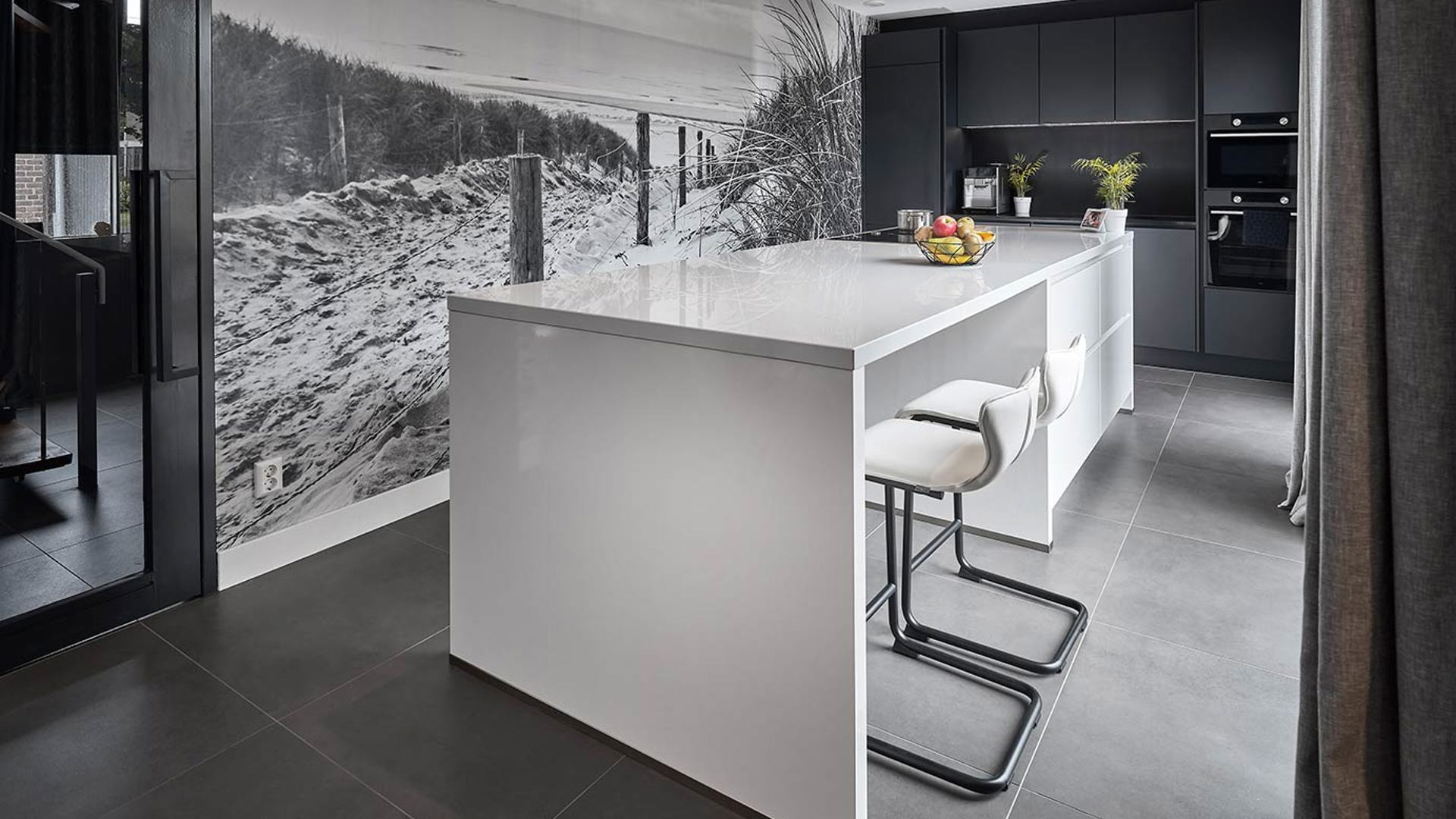 Moderne keuken met wit hoogglans eiland en fotowand Katwijk