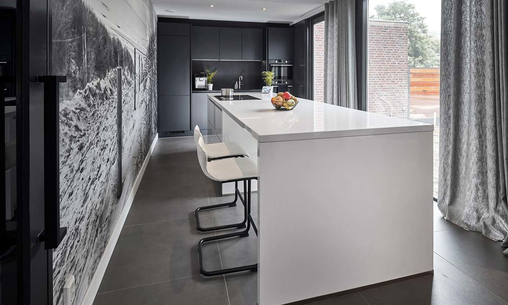 Moderne keuken met eiland Katwijk, hoogglans wit met matzwart