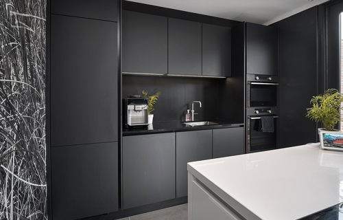 Moderne keuken met zwarte kastenwand Katwijk