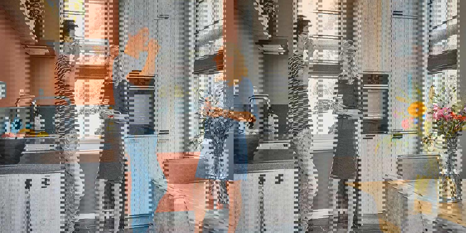 18 Houten keuken met kastenwand Zeeland