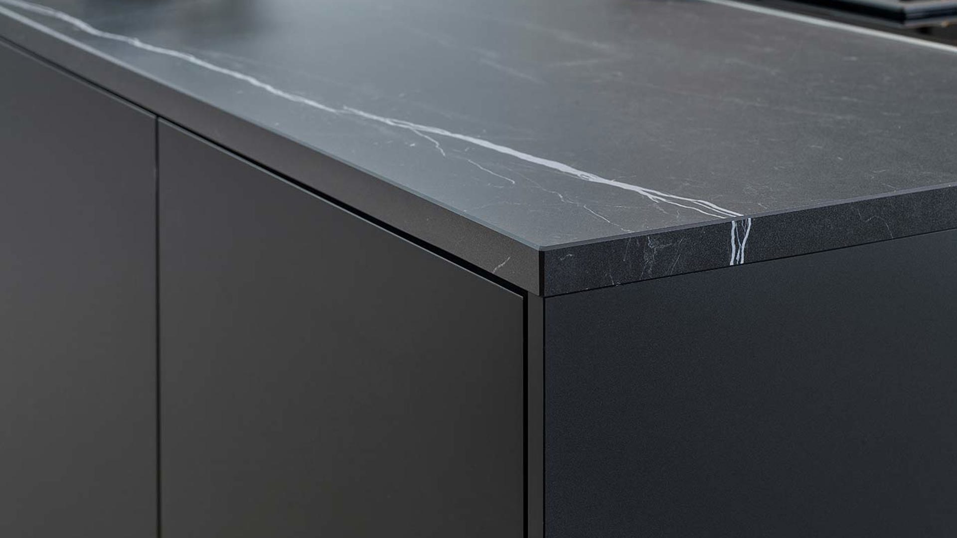 Fenix mat zwart keukenfront gecombineerd met gemarmerd aanrechtblad