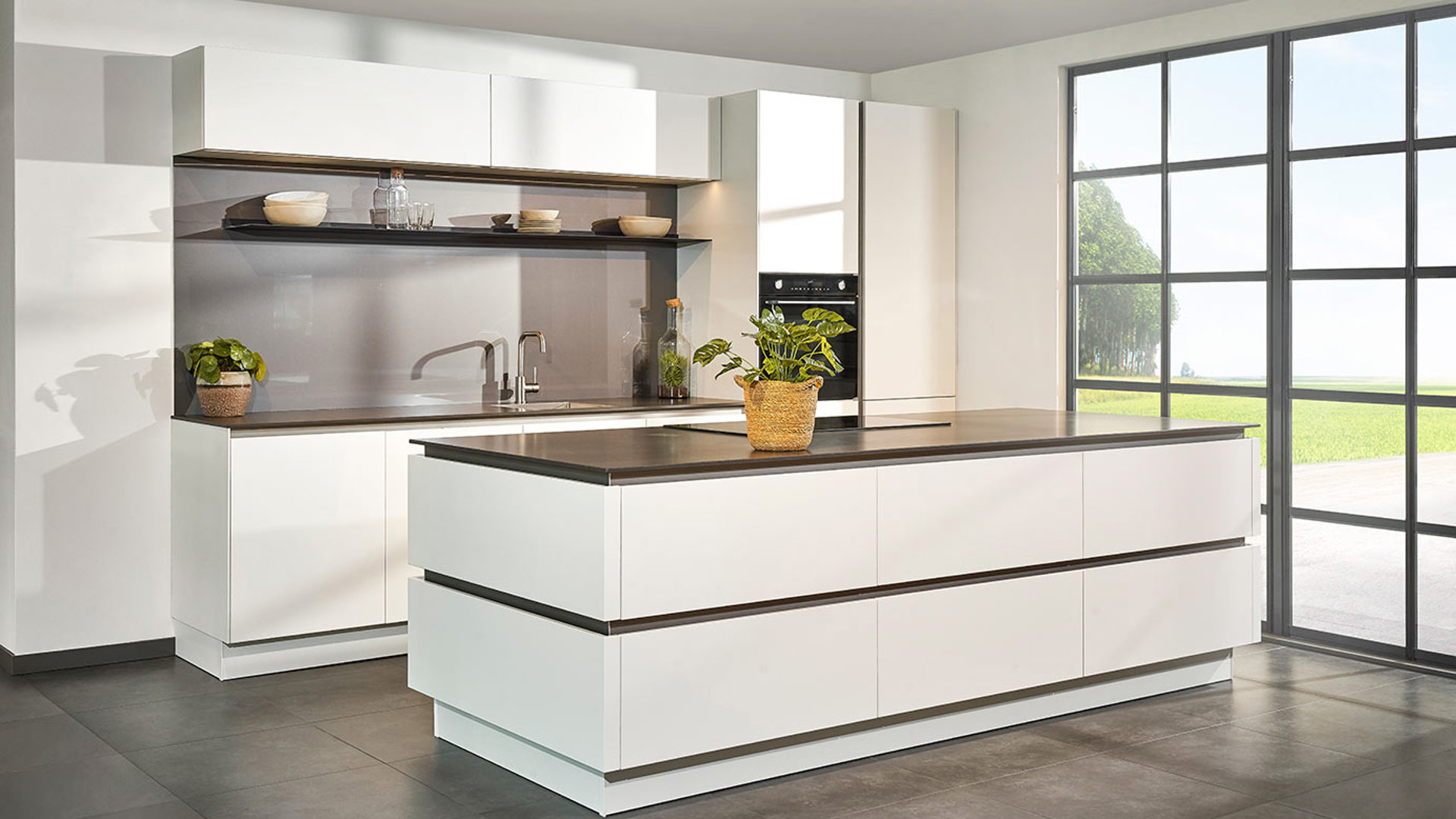 Mat witte keuken donker blad