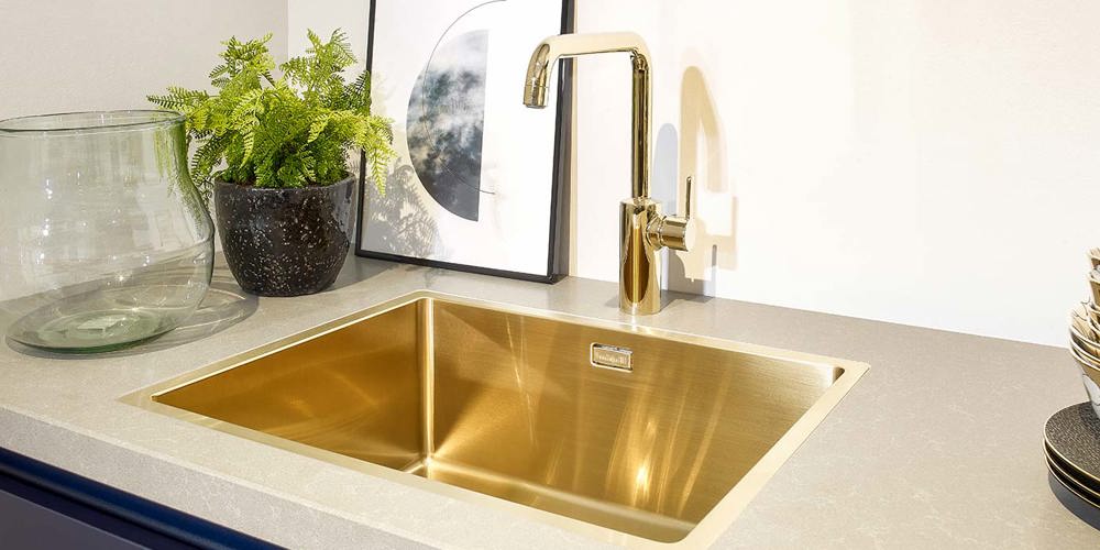 Gouden kraan en spoelbak