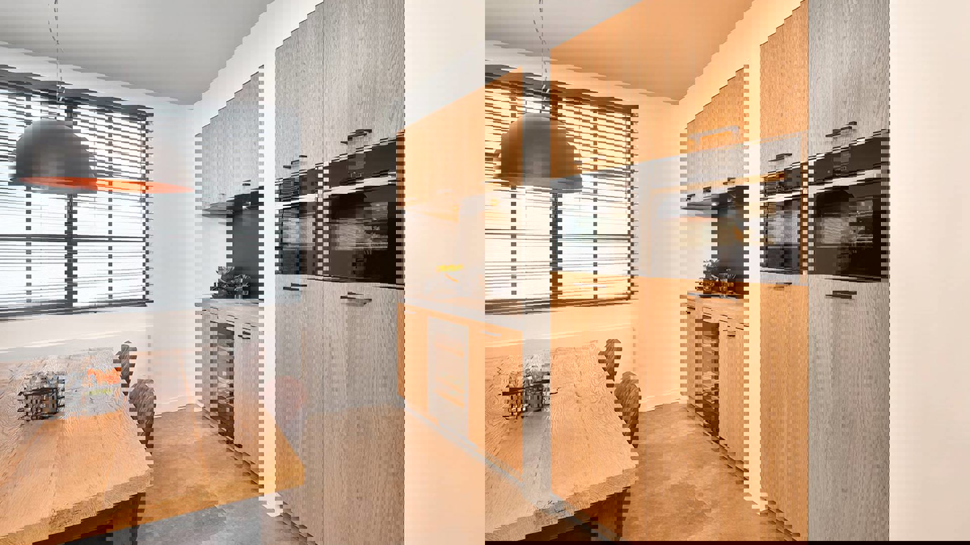 Industriële keuken, houten kastenwand