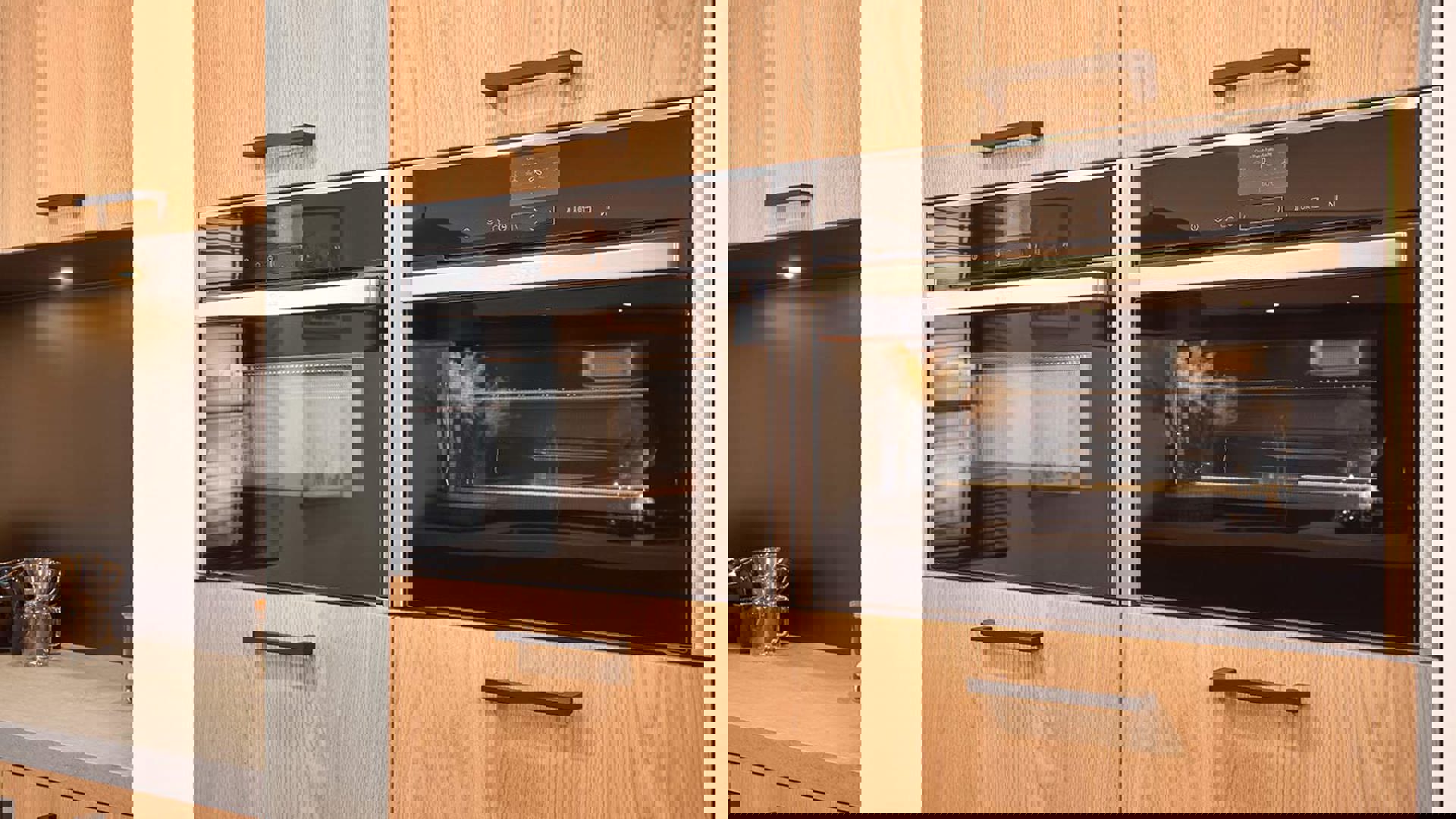 Industriële keuken, apparatuur in kastenwand