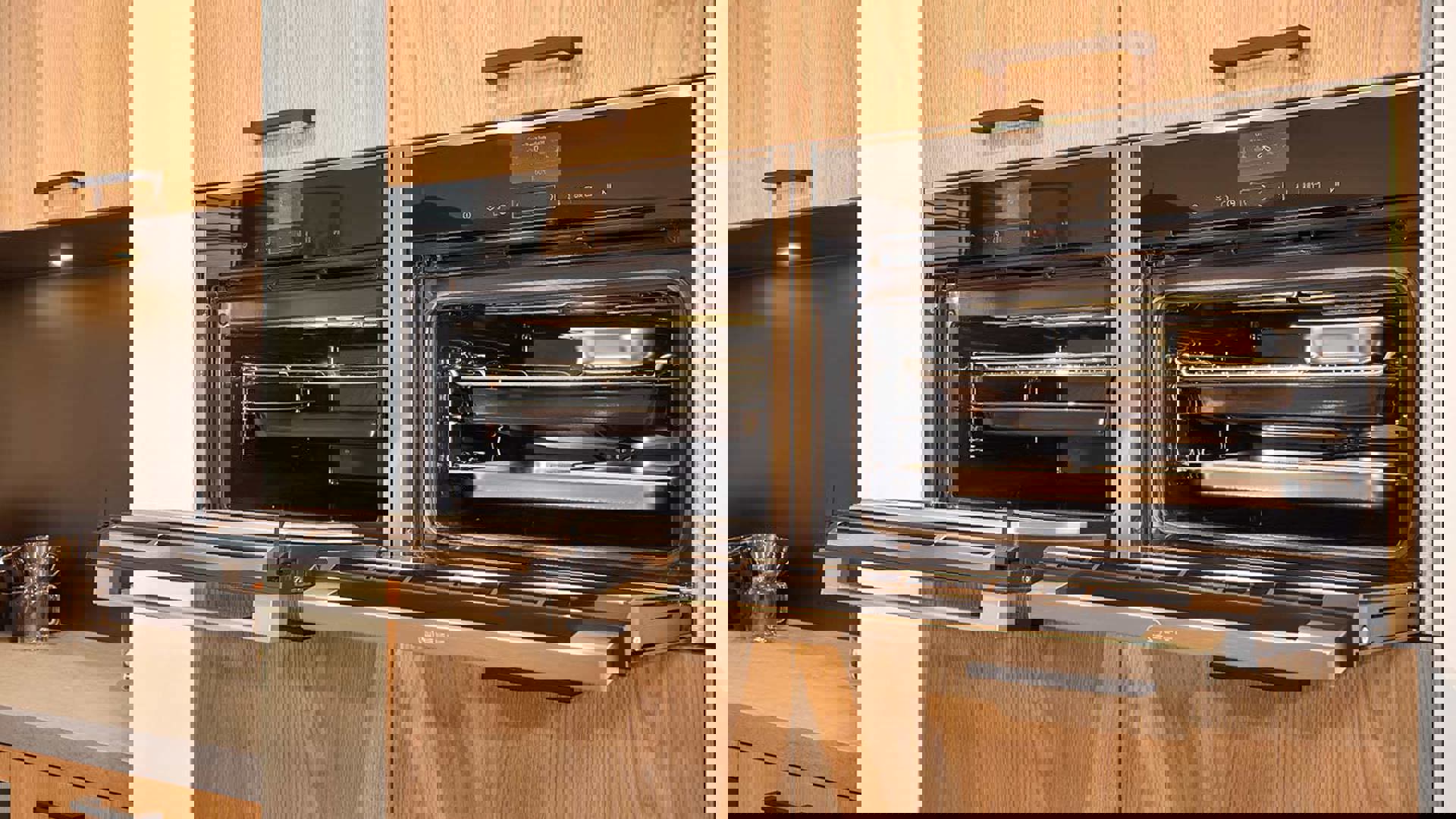 Industriële keuken, ovens in kastenwand