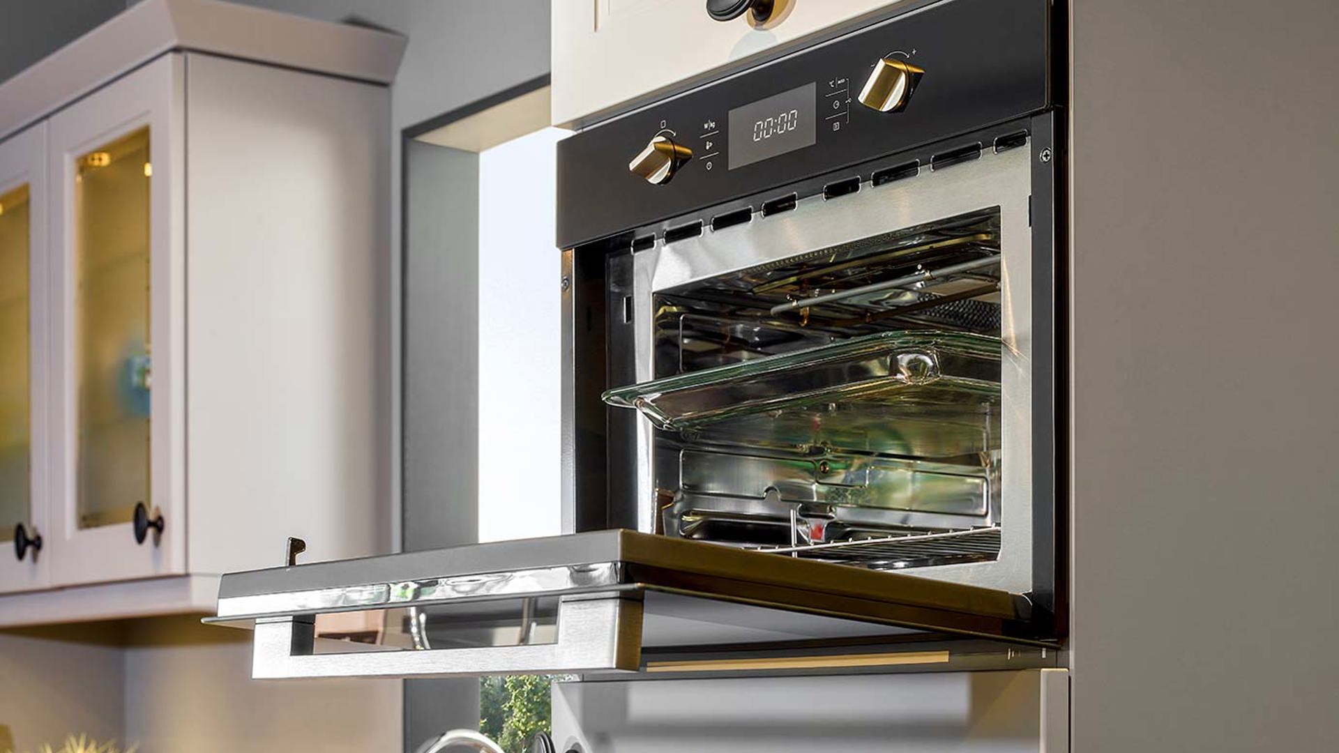 Grijze landelijke keuken, oven op hoogte