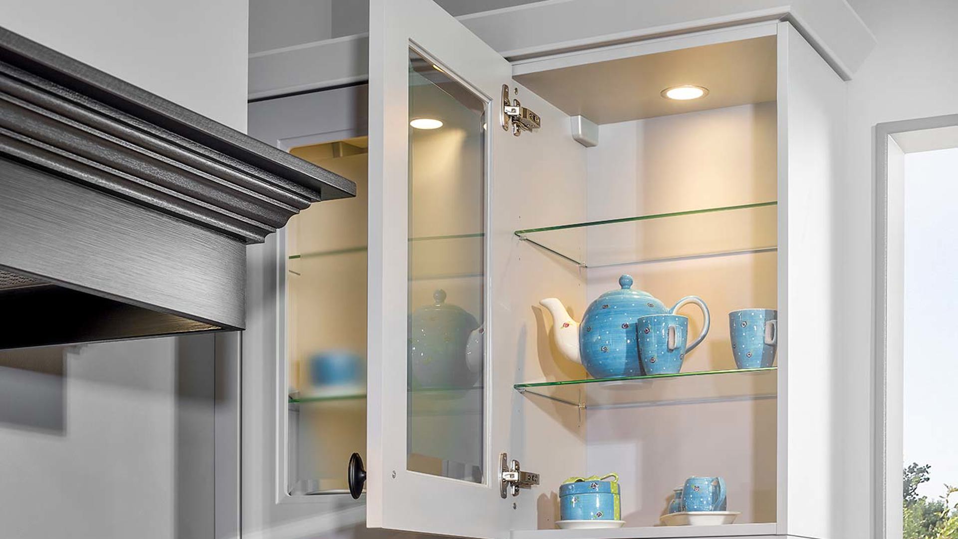 Grijze landelijke keuken, bovenkasten met verlichting
