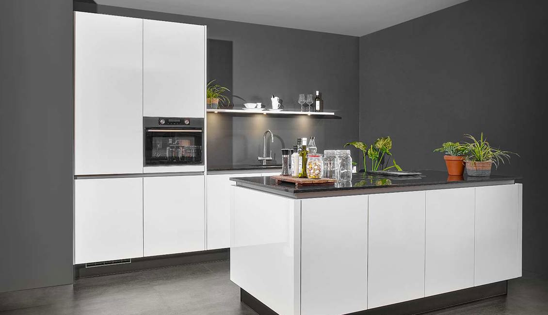 Moderne hoogglans keuken met eiland