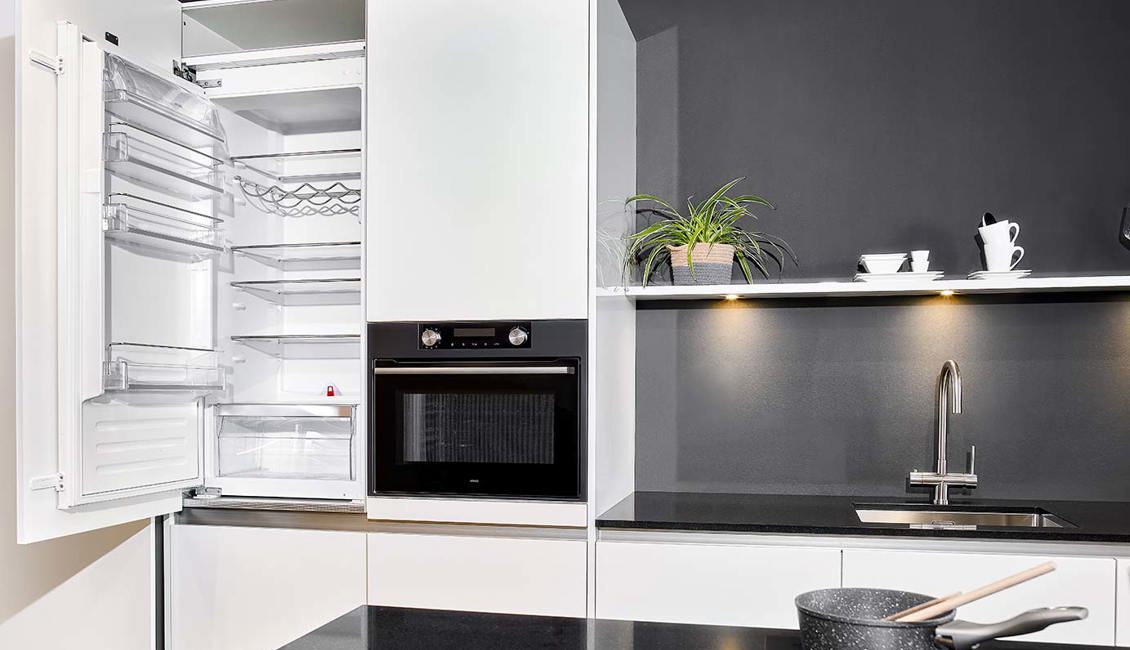 Moderne hoogglans keuken, koelkast
