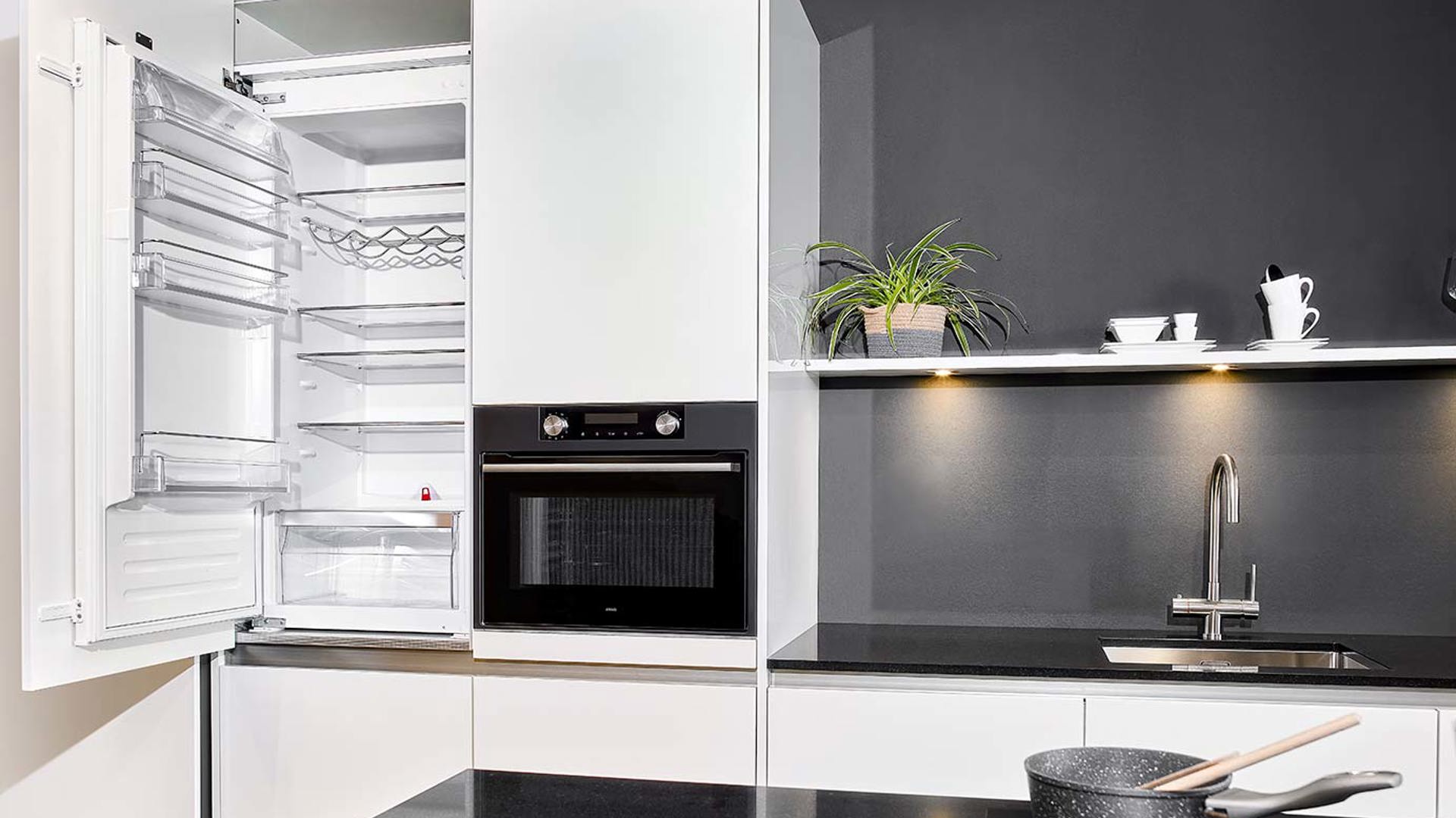Moderne hoogglans keuken, koelkast