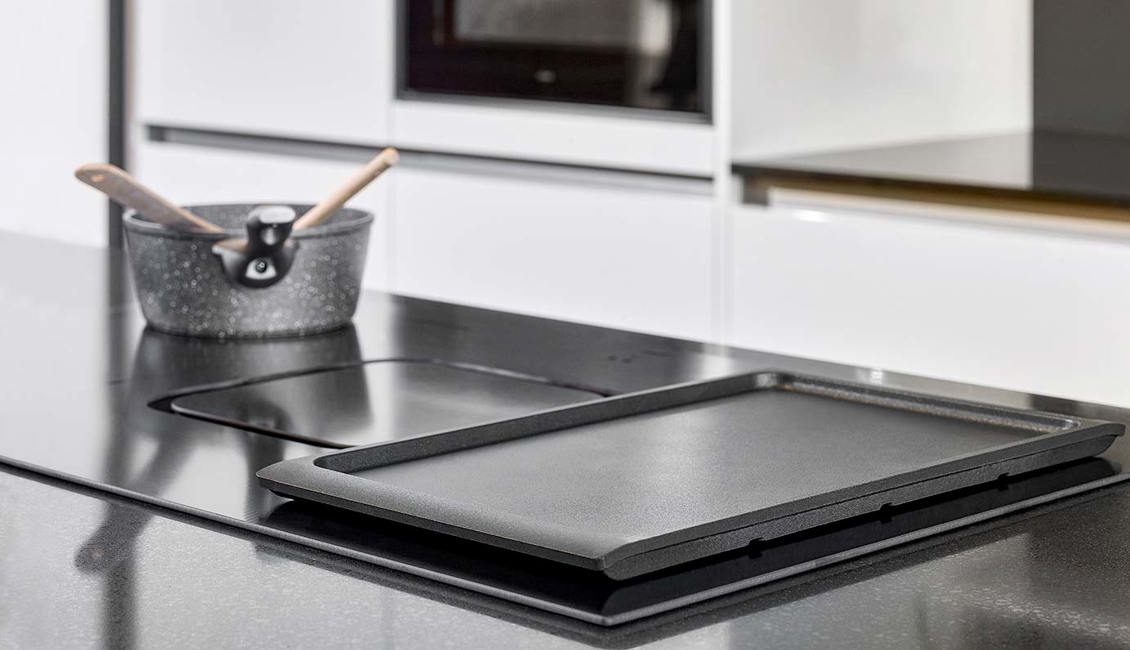 Moderne hoogglans keuken, inductiekookplaat