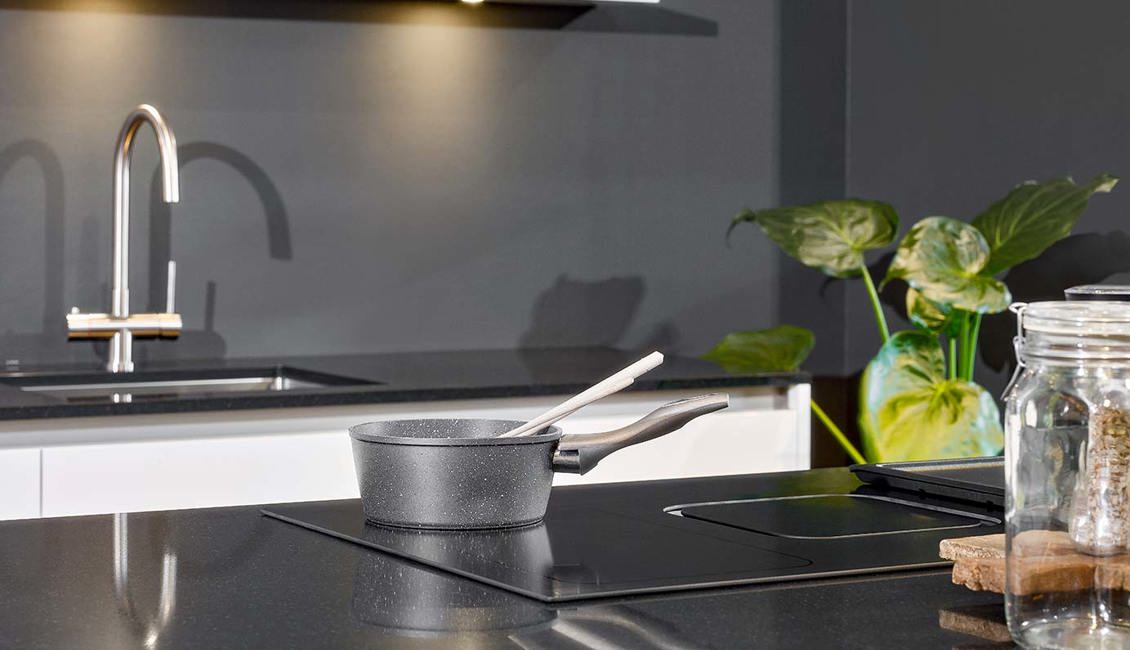 Witte hoogglans keuken met werkblad