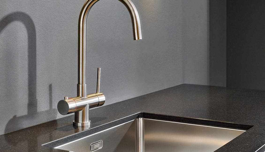 Moderne hoogglans keuken, kraan en spoelbak