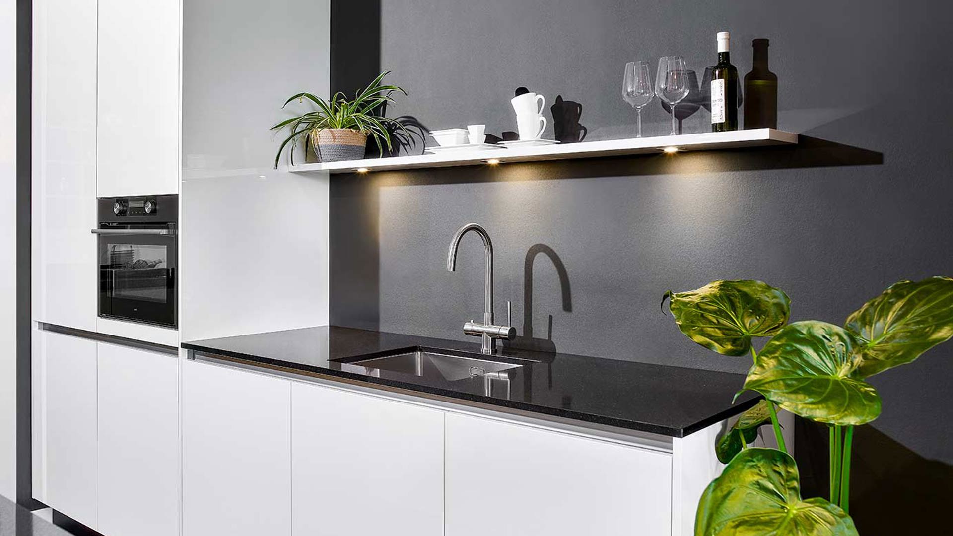 Sobriquette water Diversiteit Moderne hoogglans keuken. Bekijk foto's.