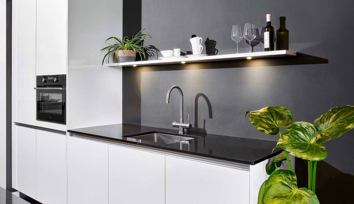 Moderne hoogglans keuken, wandplank met verlichting