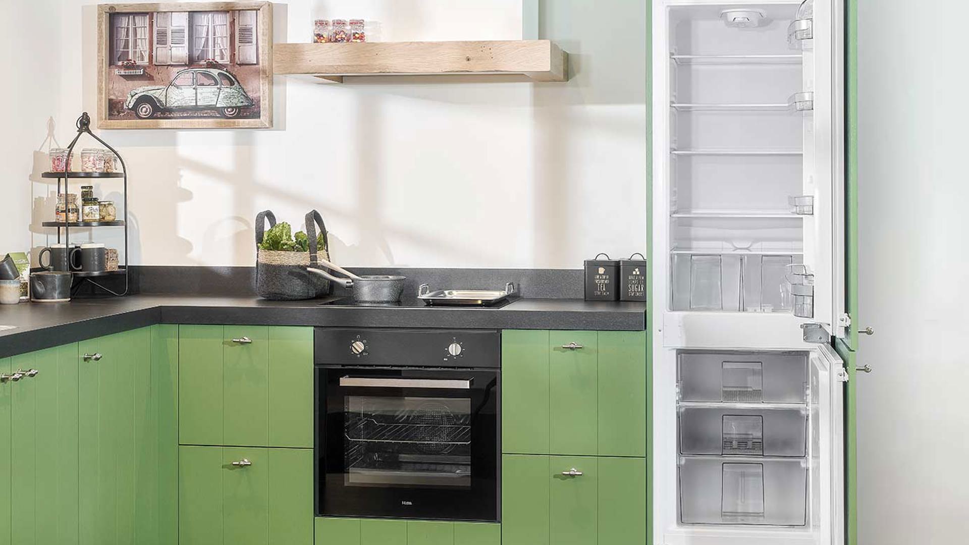 Groene hoekkeuken, hoge koelkast en vriezer