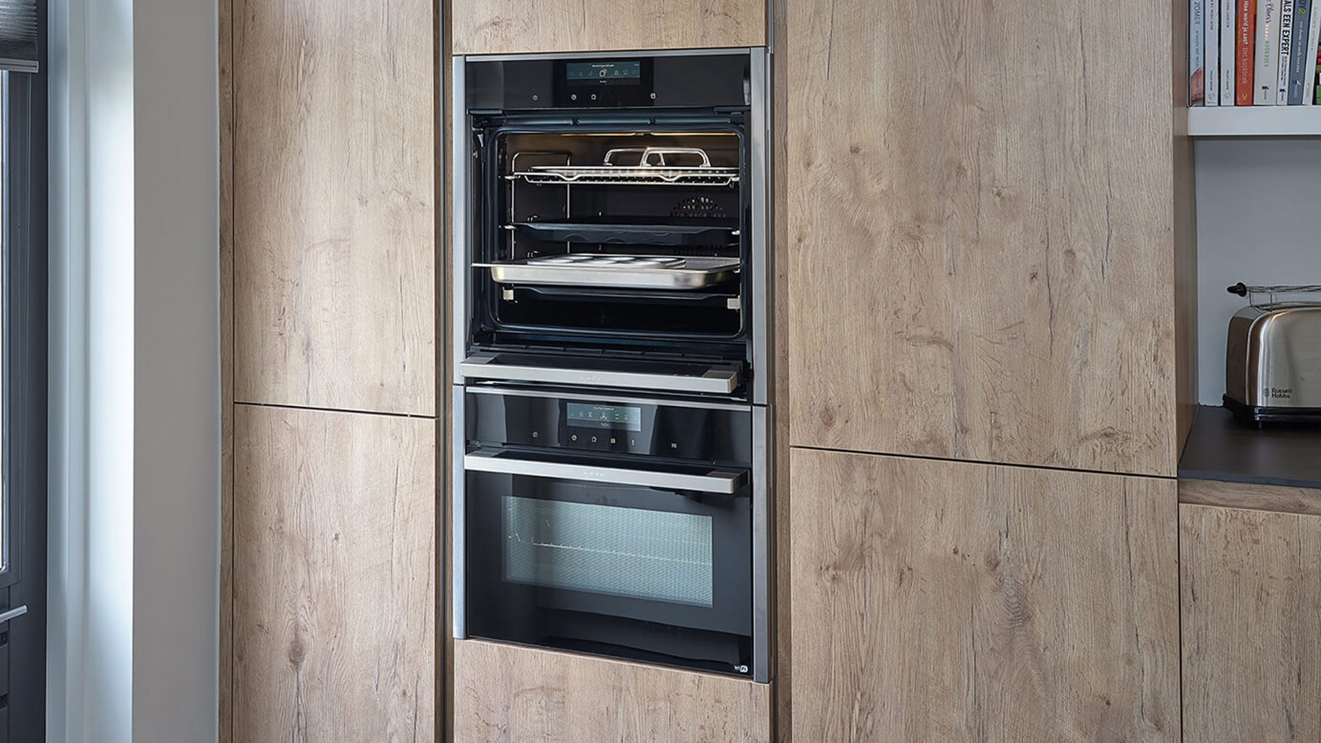 Hoekkeuken in Heinkenszand met oven en stoomoven.