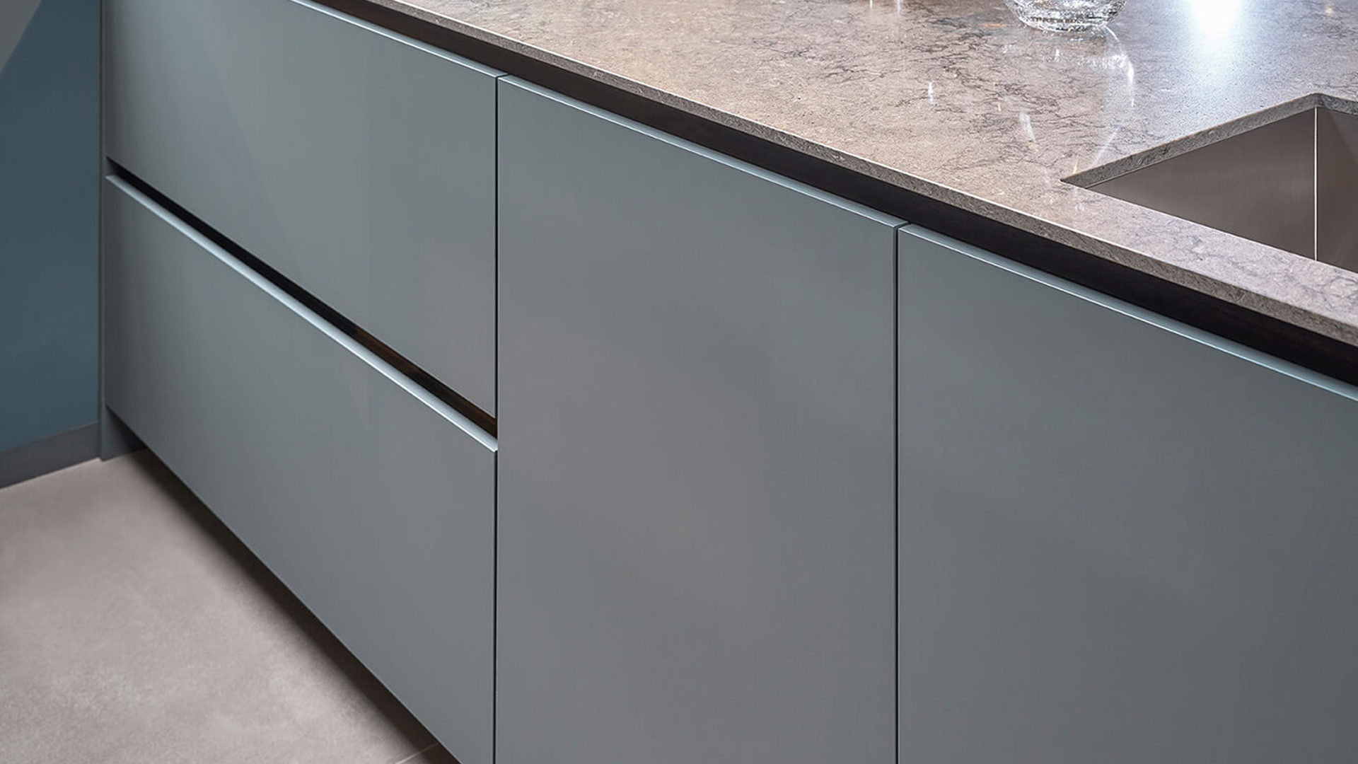Moderne keuken met kookeiland