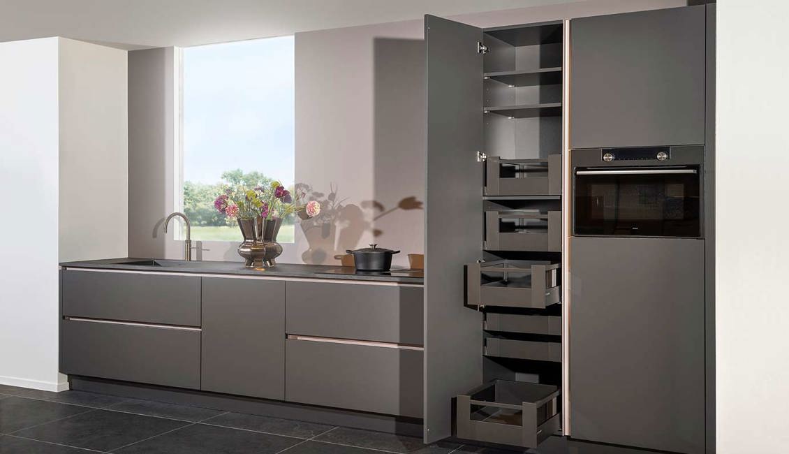 Strakke grijze keuken met lades
