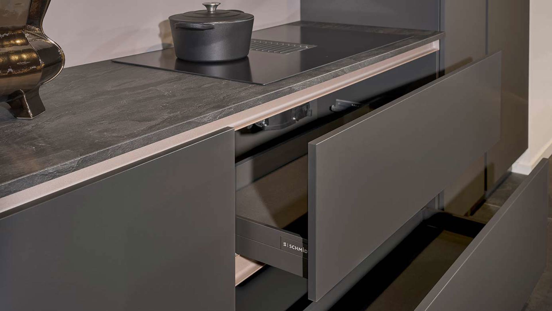 Strakke grijze keuken met lades