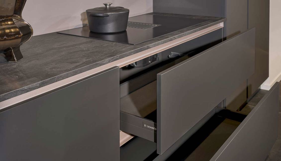 Strakke grijze keuken met lades