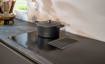 strakke grijze keuken met inductiekookplaat