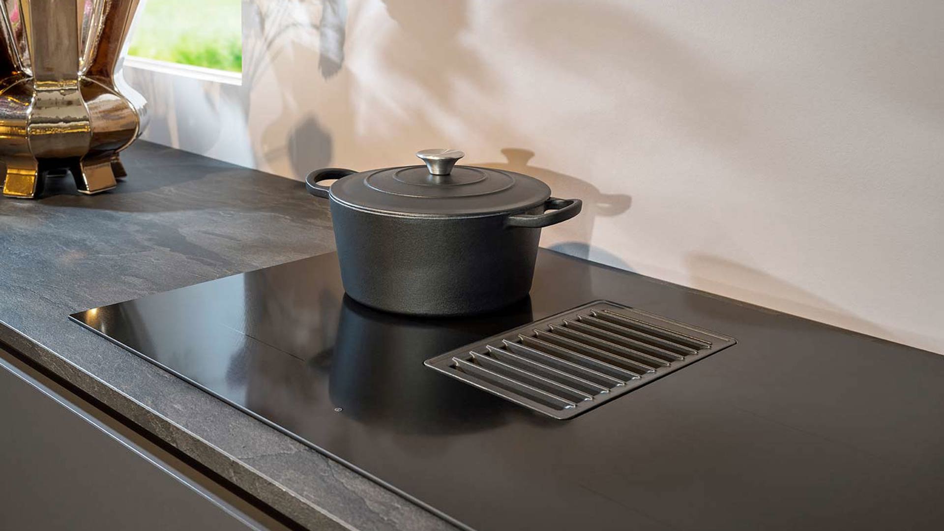 strakke grijze keuken met inductiekookplaat