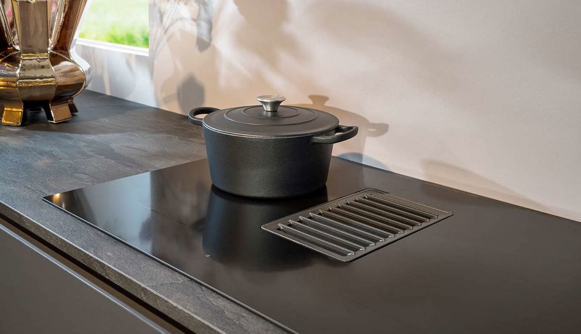 strakke grijze keuken met inductiekookplaat
