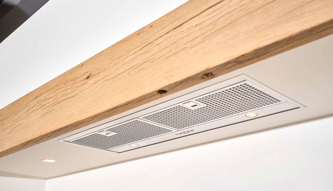 Zwarte hoekkeuken met houten koof
