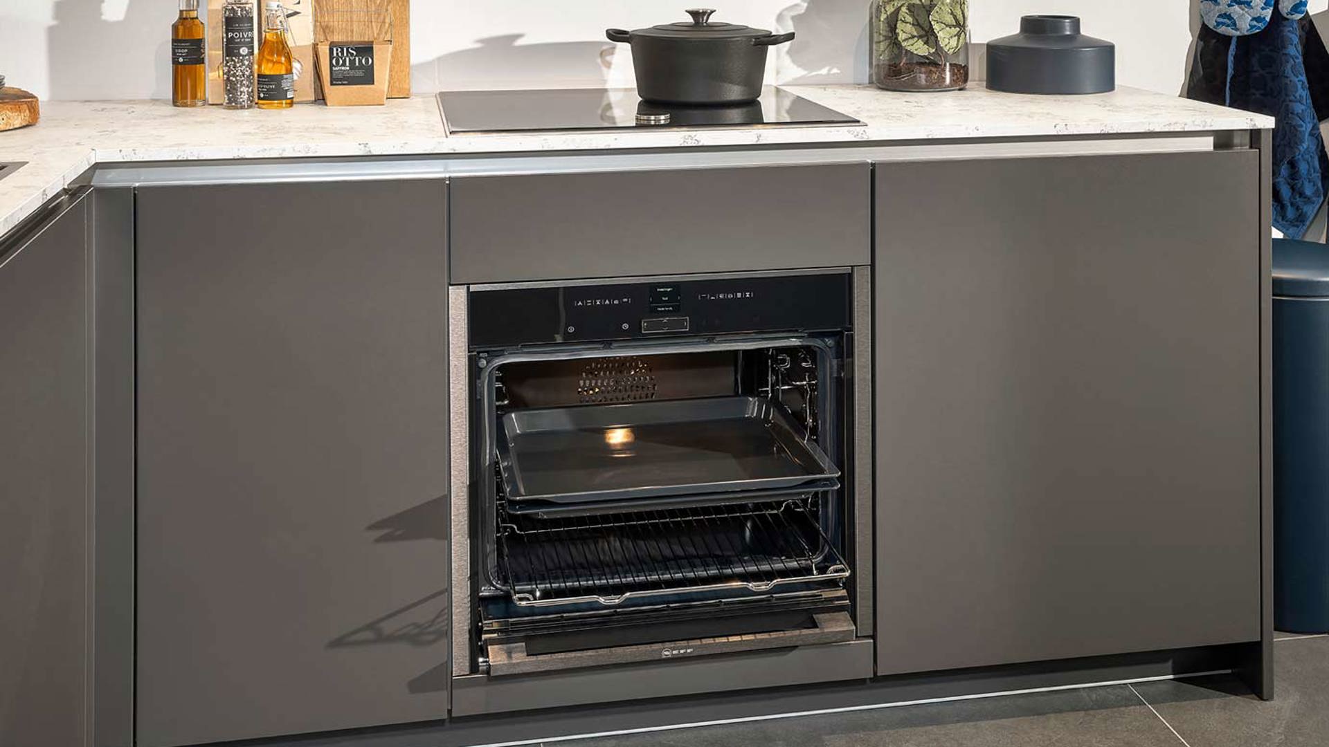 Antraciete keuken met inbouwapparatuur