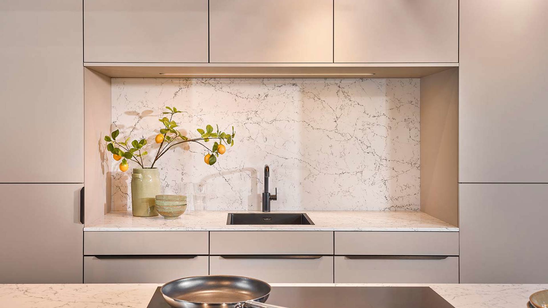 Moderne keuken met inductiekookplaat