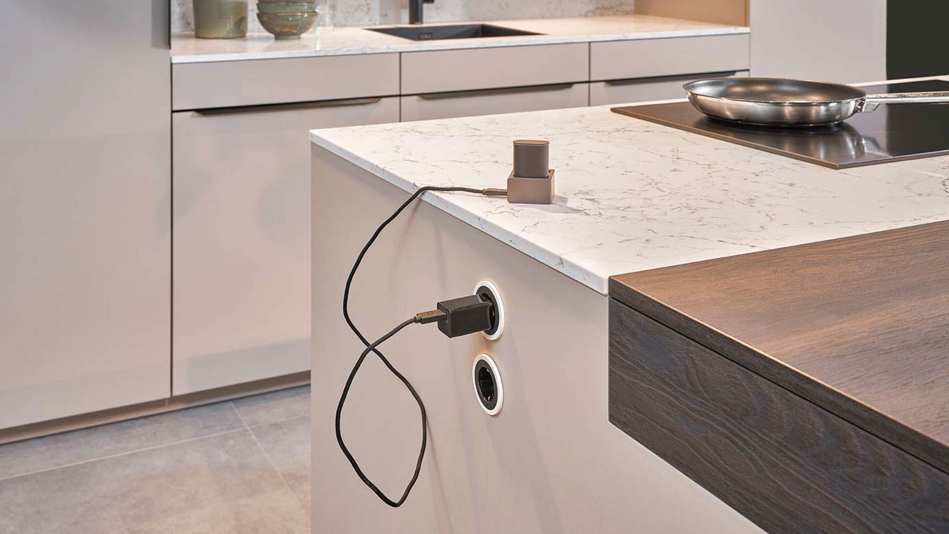 Moderne keuken met stopcontact